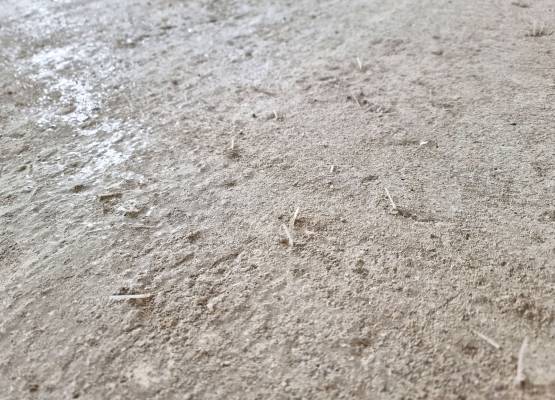 Aljzatbeton erősítése szintetikus szálakkal